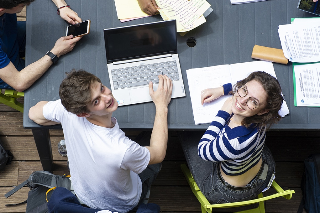 Etudiants pris en photo d'au-dessus
